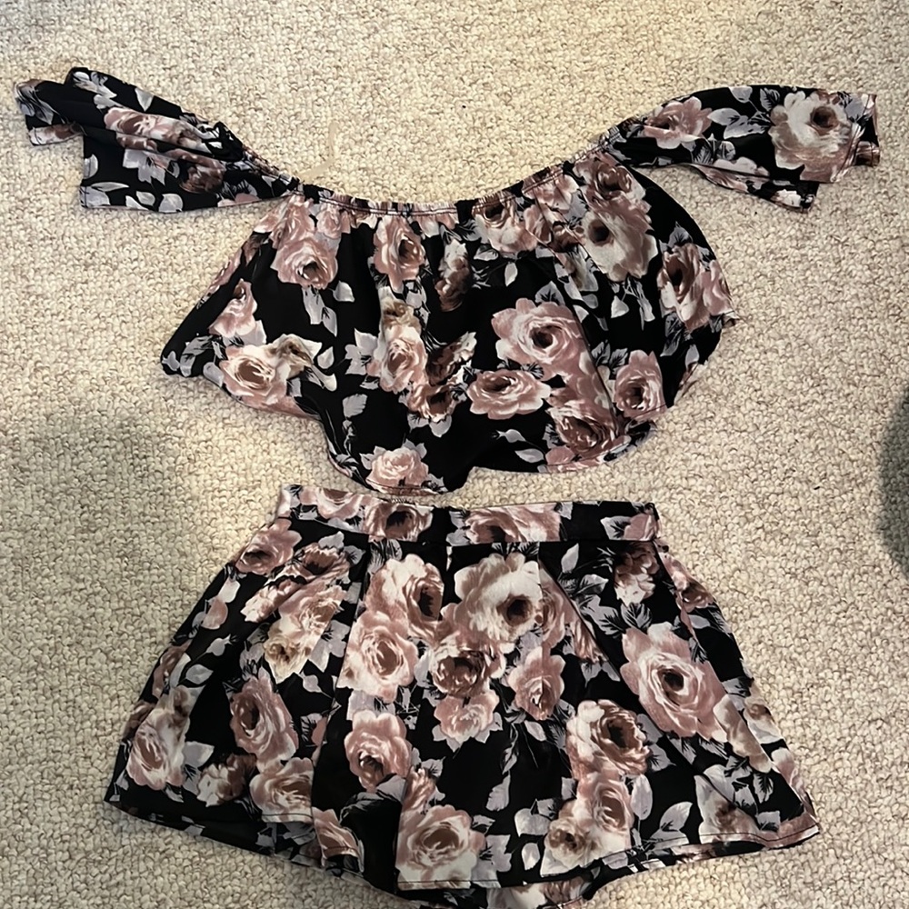 2 piece off the shoulder shorts set!